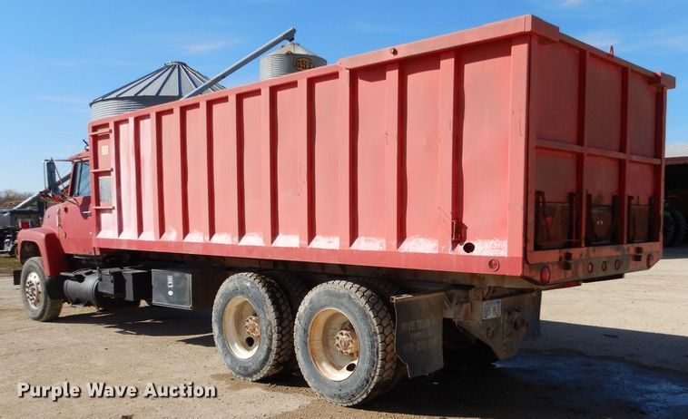 image for item LU9769 1987 Ford L9000  grain truck