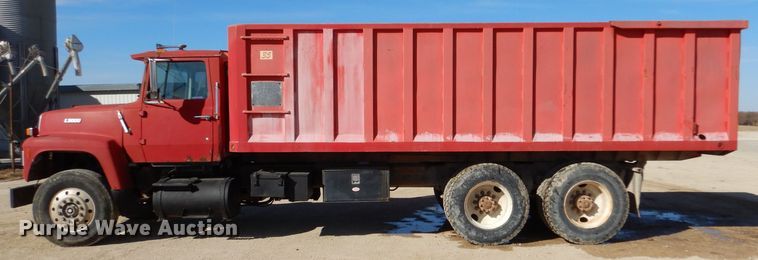 image for item LU9769 1987 Ford L9000  grain truck