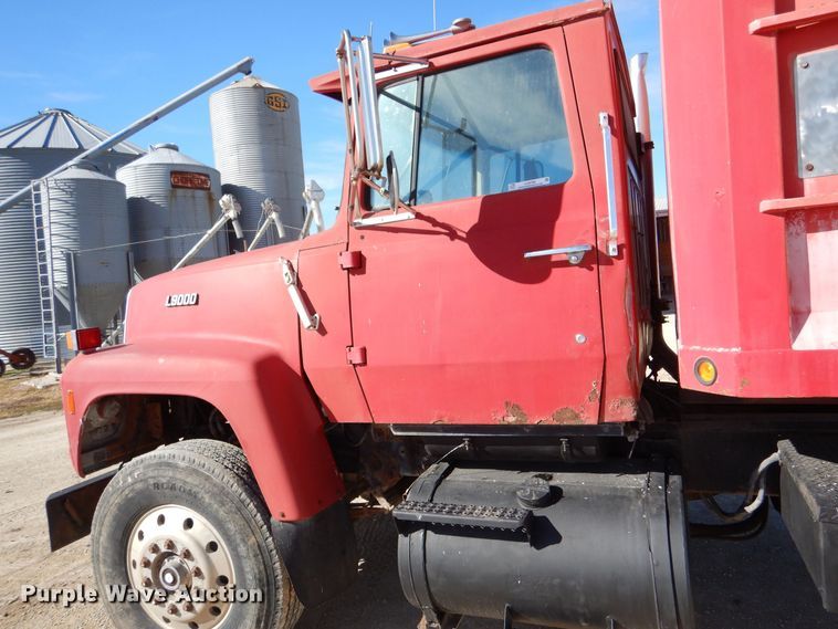 image for item LU9769 1987 Ford L9000  grain truck