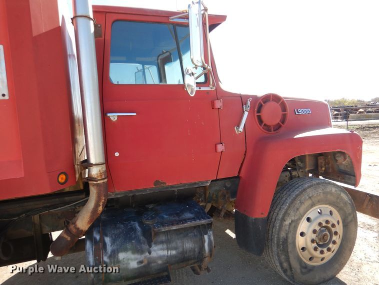 image for item LU9769 1987 Ford L9000  grain truck