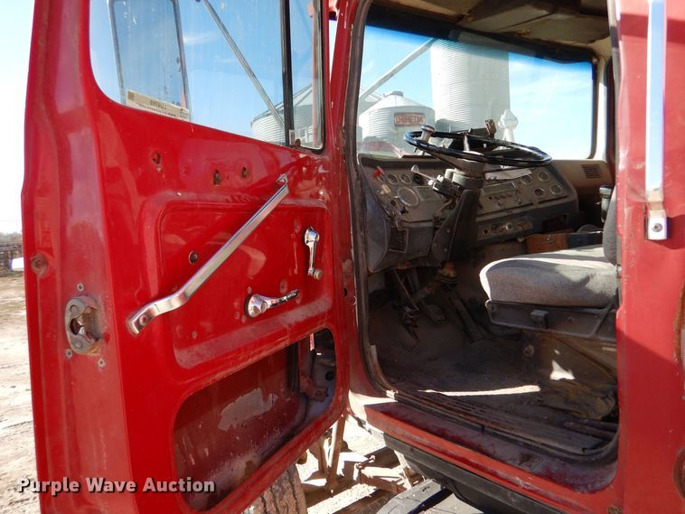 image for item LU9769 1987 Ford L9000  grain truck
