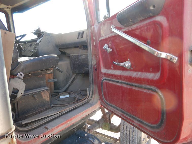 image for item LU9769 1987 Ford L9000  grain truck