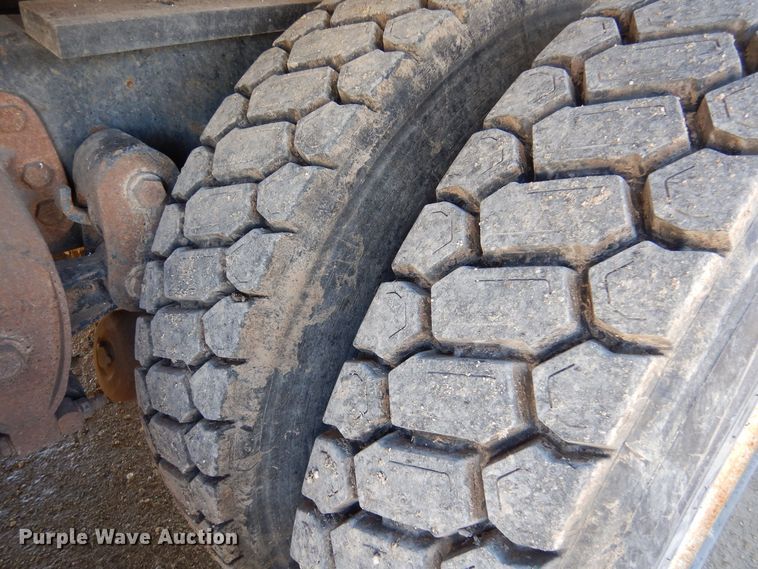 image for item LU9769 1987 Ford L9000  grain truck