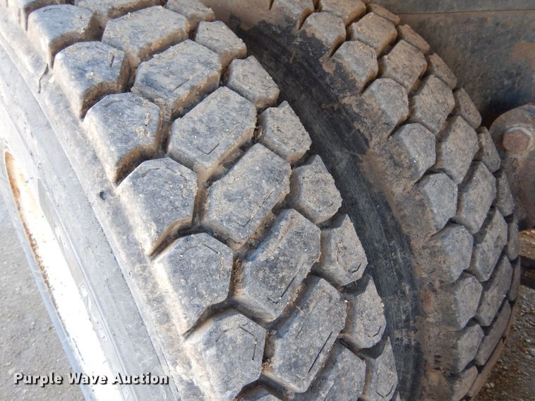 image for item LU9769 1987 Ford L9000  grain truck