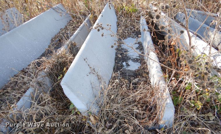 image for item LU9773 (20) concrete feed bunks