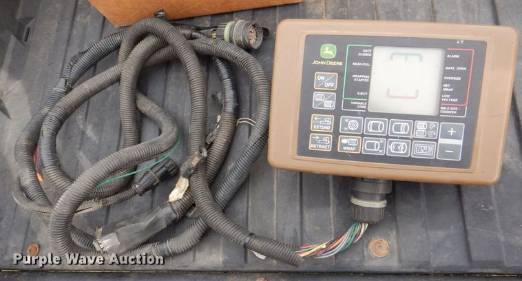 image for item MJ9825 2007 John Deere 568  round baler