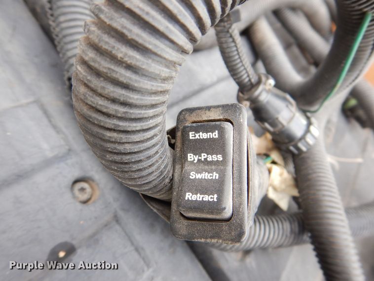 image for item MJ9825 2007 John Deere 568  round baler