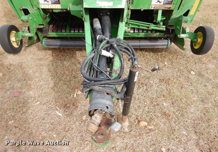image for item MJ9825 2007 John Deere 568  round baler