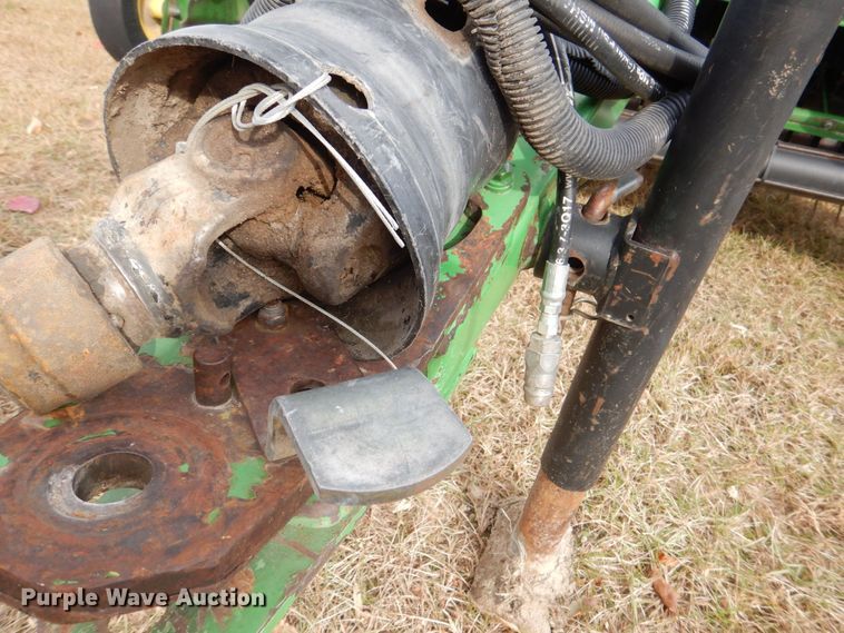 image for item MJ9825 2007 John Deere 568  round baler