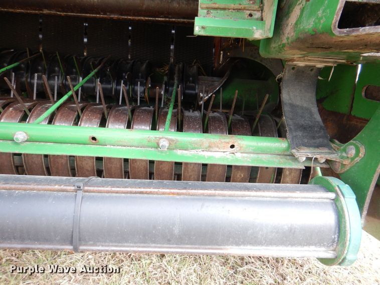 image for item MJ9825 2007 John Deere 568  round baler