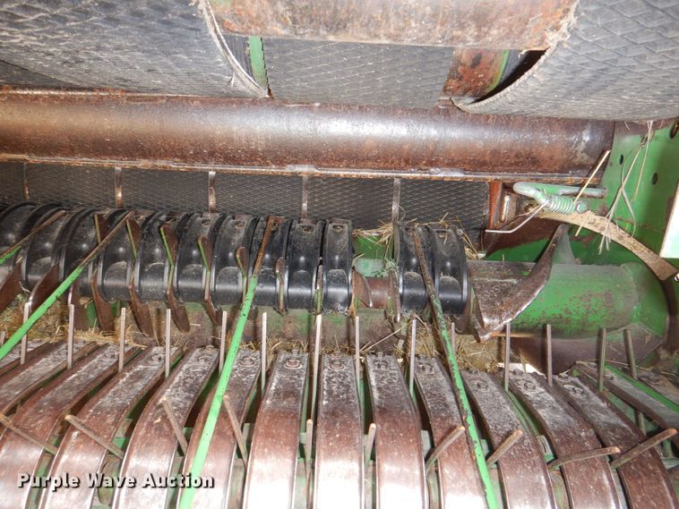 image for item MJ9825 2007 John Deere 568  round baler