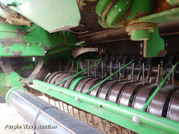 image for item MJ9825 2007 John Deere 568  round baler