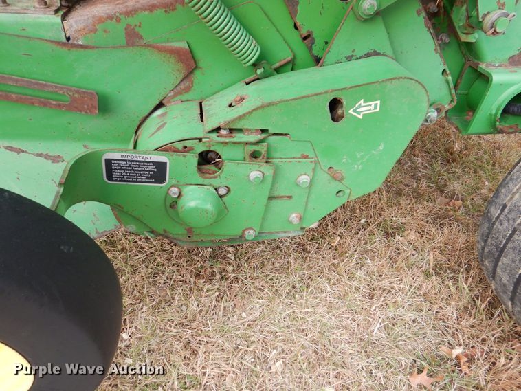 image for item MJ9825 2007 John Deere 568  round baler