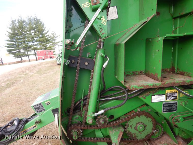 image for item MJ9825 2007 John Deere 568  round baler