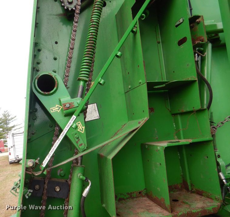 image for item MJ9825 2007 John Deere 568  round baler