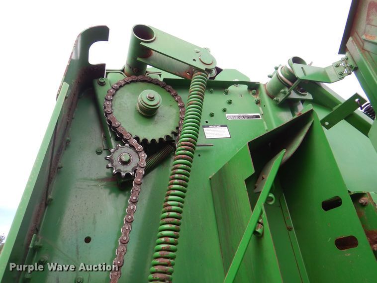 image for item MJ9825 2007 John Deere 568  round baler