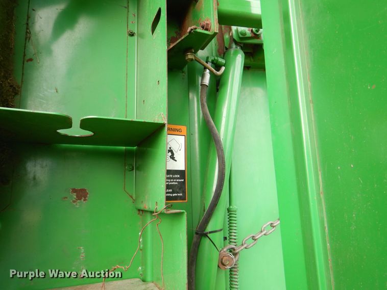 image for item MJ9825 2007 John Deere 568  round baler