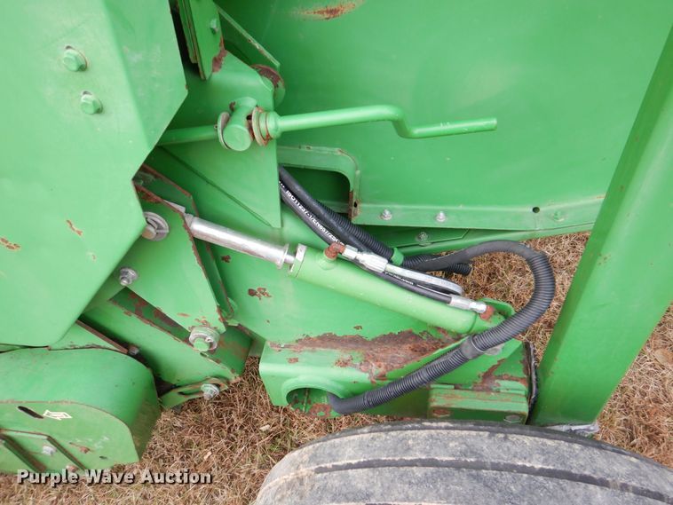 image for item MJ9825 2007 John Deere 568  round baler