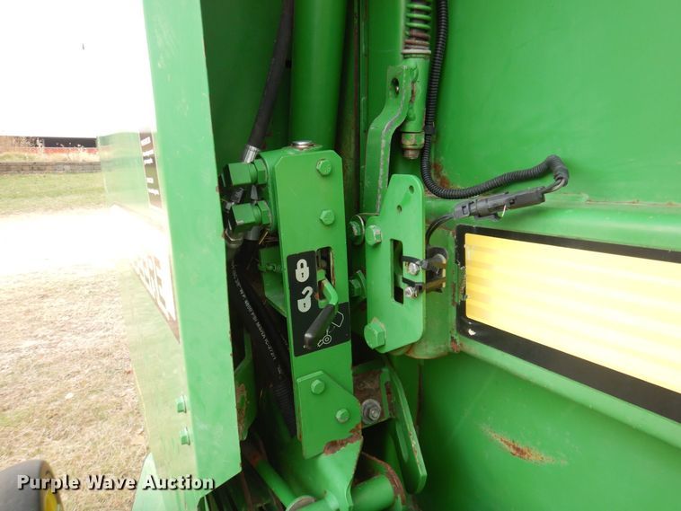 image for item MJ9825 2007 John Deere 568  round baler
