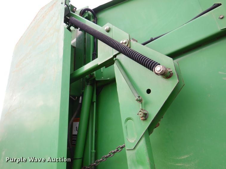 image for item MJ9825 2007 John Deere 568  round baler
