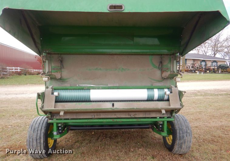 image for item MJ9825 2007 John Deere 568  round baler