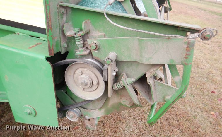 image for item MJ9825 2007 John Deere 568  round baler