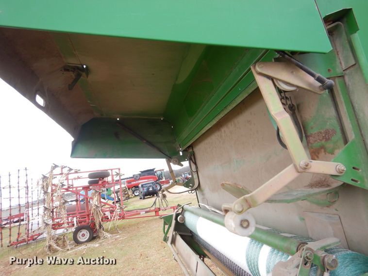 image for item MJ9825 2007 John Deere 568  round baler