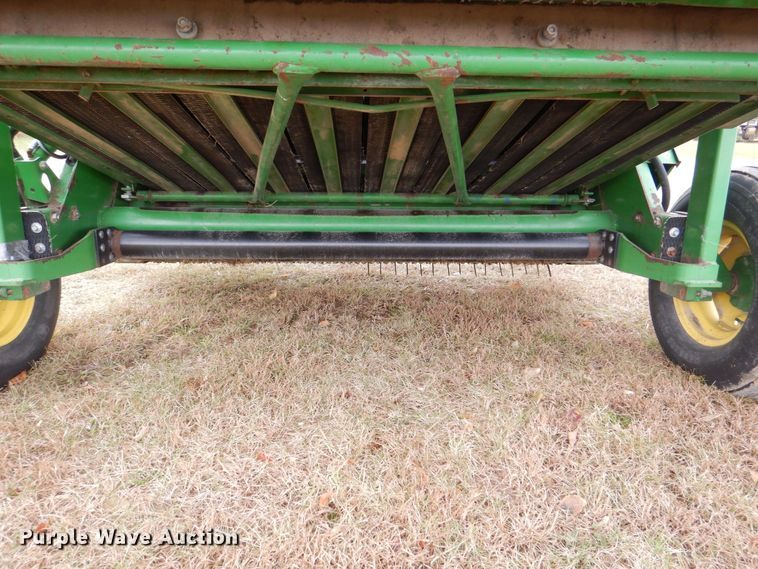 image for item MJ9825 2007 John Deere 568  round baler