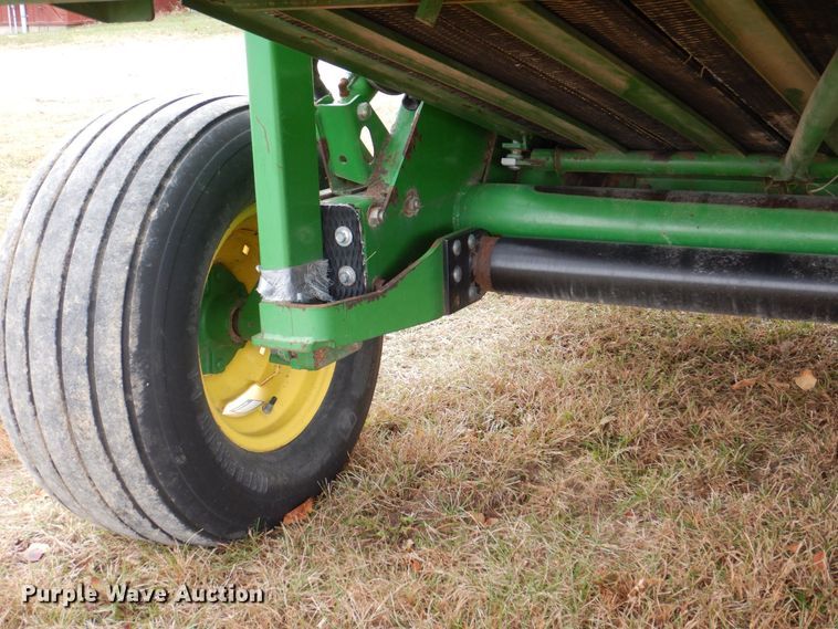 image for item MJ9825 2007 John Deere 568  round baler