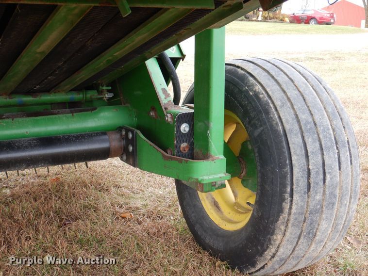 image for item MJ9825 2007 John Deere 568  round baler