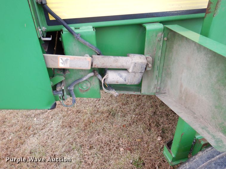 image for item MJ9825 2007 John Deere 568  round baler