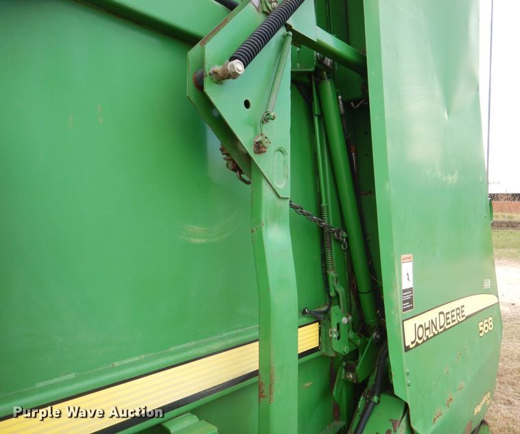 image for item MJ9825 2007 John Deere 568  round baler