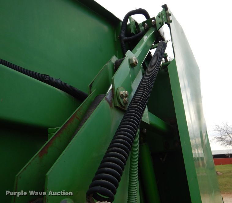 image for item MJ9825 2007 John Deere 568  round baler