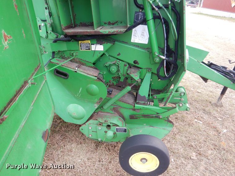 image for item MJ9825 2007 John Deere 568  round baler