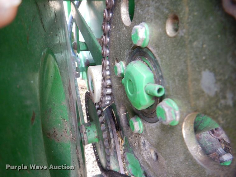 image for item MJ9825 2007 John Deere 568  round baler