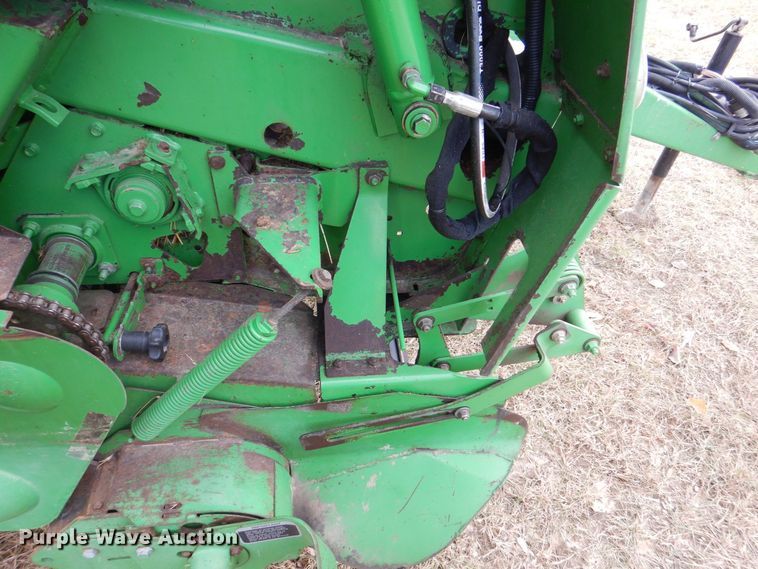 image for item MJ9825 2007 John Deere 568  round baler
