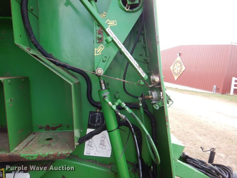image for item MJ9825 2007 John Deere 568  round baler