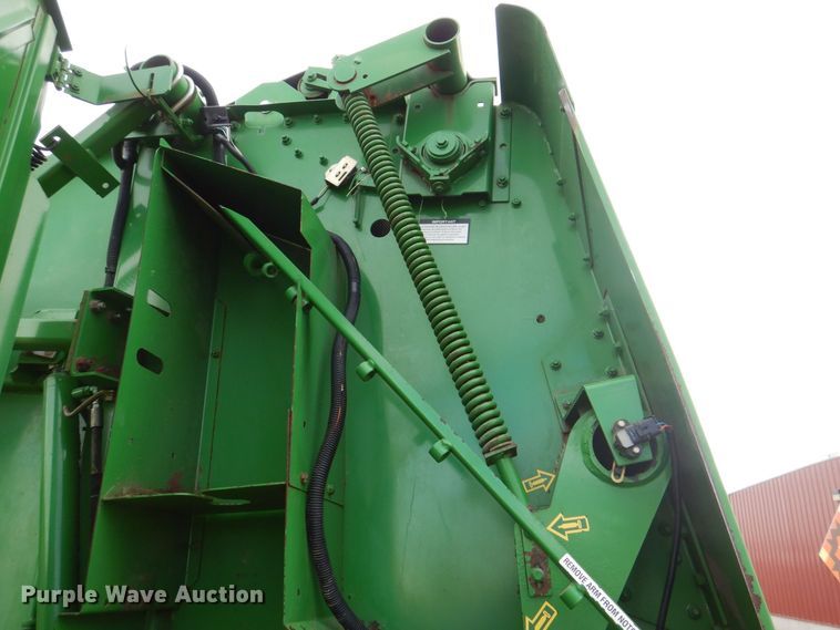 image for item MJ9825 2007 John Deere 568  round baler