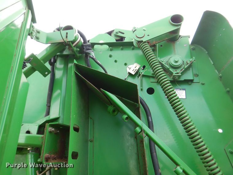 image for item MJ9825 2007 John Deere 568  round baler