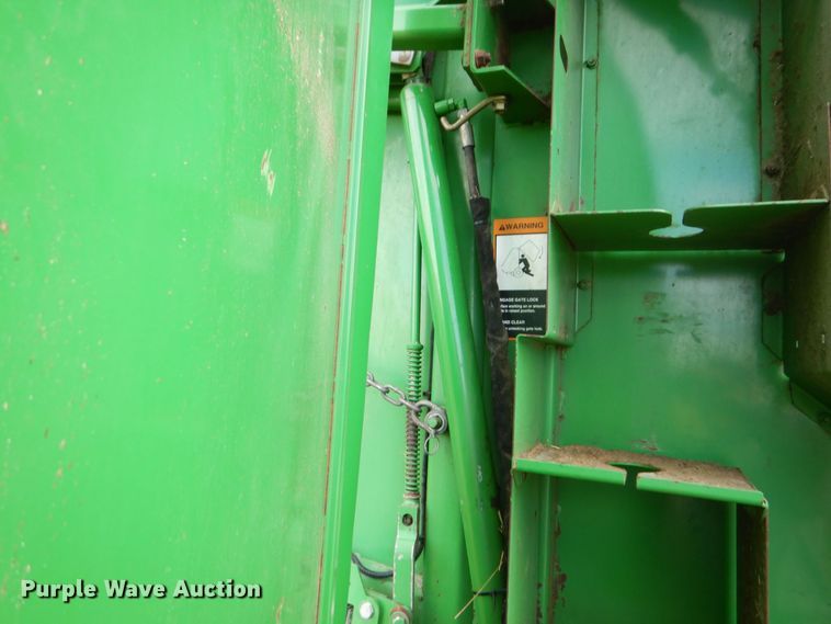image for item MJ9825 2007 John Deere 568  round baler