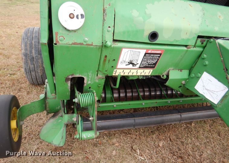 image for item MJ9825 2007 John Deere 568  round baler