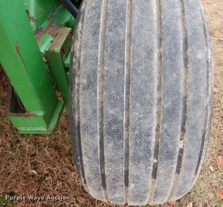 image for item MJ9825 2007 John Deere 568  round baler