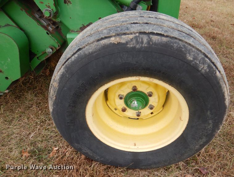 image for item MJ9825 2007 John Deere 568  round baler