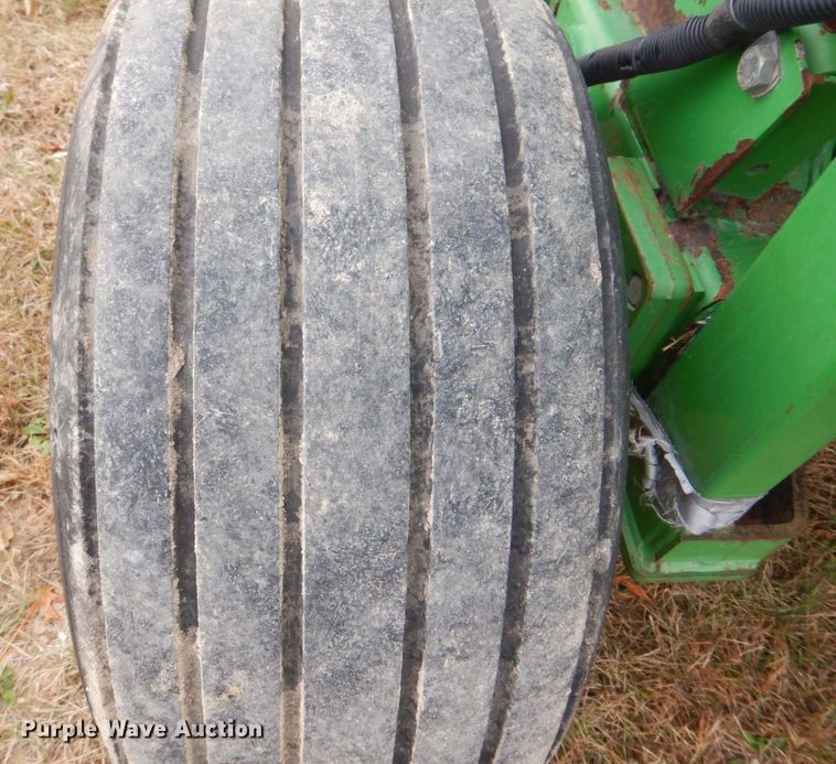 image for item MJ9825 2007 John Deere 568  round baler