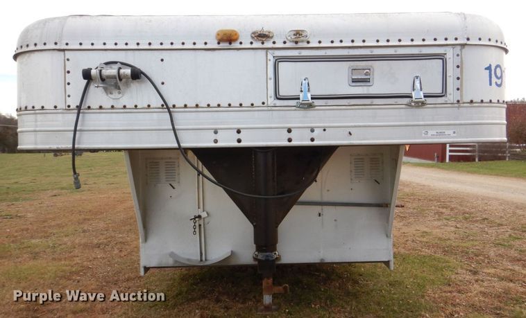 image for item MJ9826 1991 Featherlite G-2352  livestock trailer