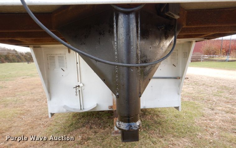 image for item MJ9826 1991 Featherlite G-2352  livestock trailer