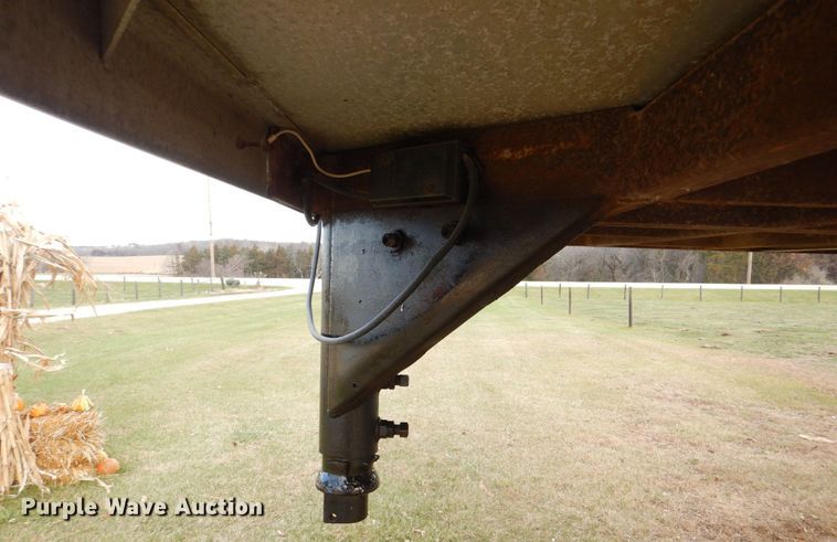 image for item MJ9826 1991 Featherlite G-2352  livestock trailer