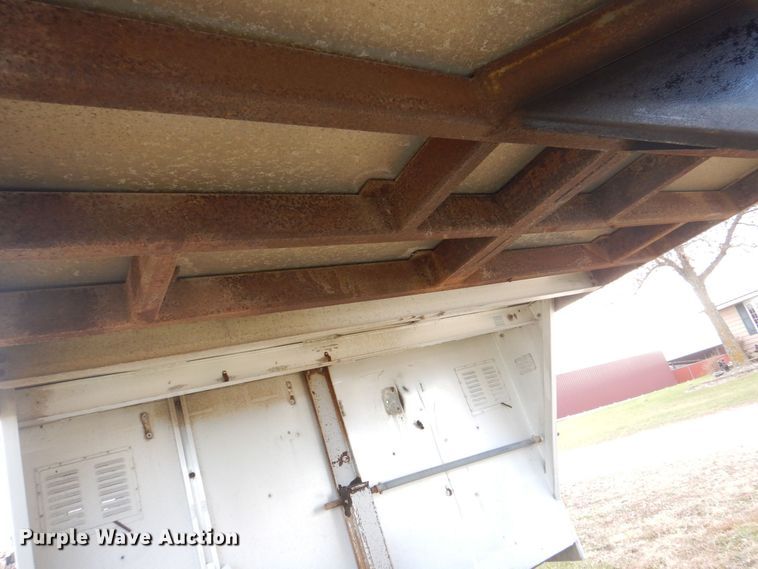 image for item MJ9826 1991 Featherlite G-2352  livestock trailer