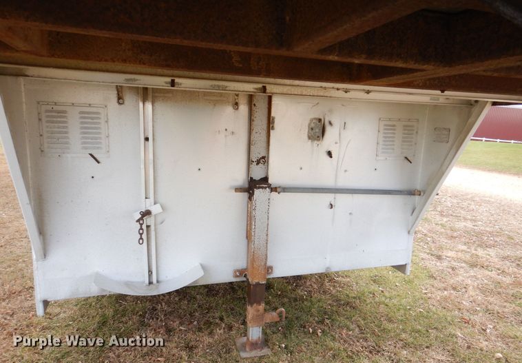 image for item MJ9826 1991 Featherlite G-2352  livestock trailer