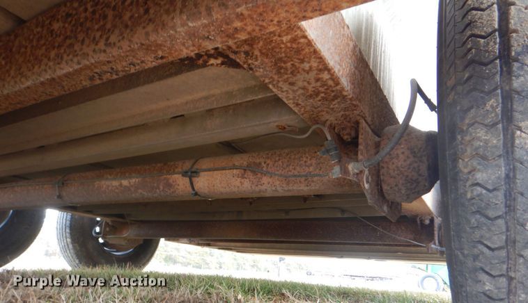 image for item MJ9826 1991 Featherlite G-2352  livestock trailer